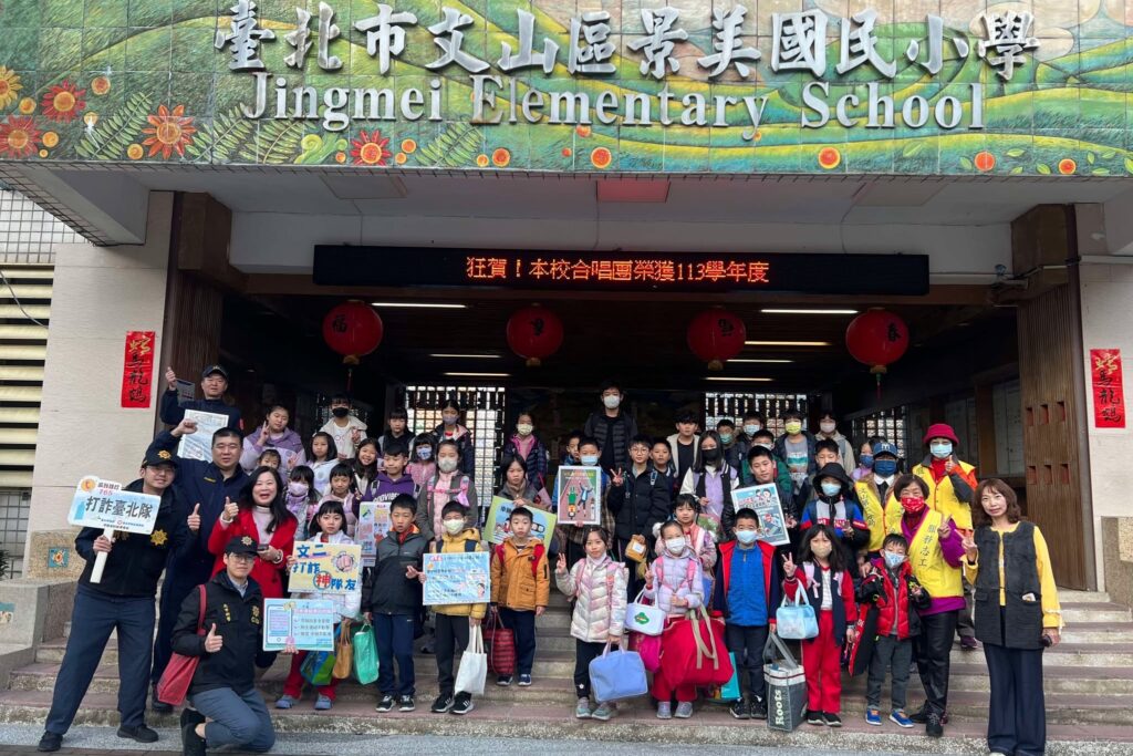 天氣回暖迎開學  文二警分局長率隊執行護童  犯防宣導 伴學童返回校園