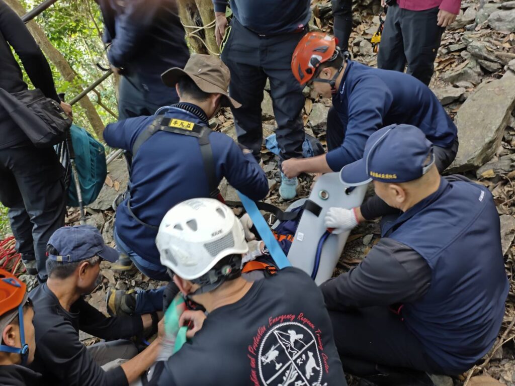 76歲登山客跌落棚集山谷  警消迅速救援送醫