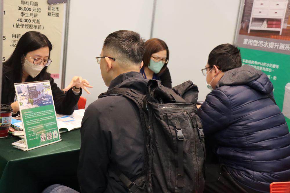 《圖說》新北就服處今日舉辦新春就博會,吸引不少民眾前來物色適合的職缺。〈勞工局提供〉