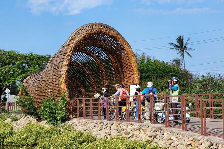 雲嘉南管理處攜手台南市生態旅遊協會再推自行車騎乘探索鹽田濕地采風之旅。 圖:雲嘉南濱海國家風景區管理處/提供