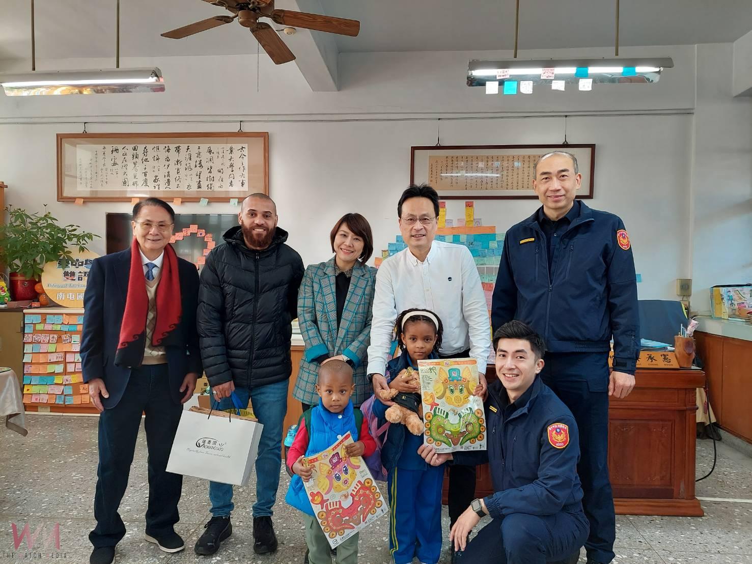 開學首日！中警四分局護童專案超吸睛　巨型戳戳樂掀起校園熱潮 - https://www.watchmedia01.com