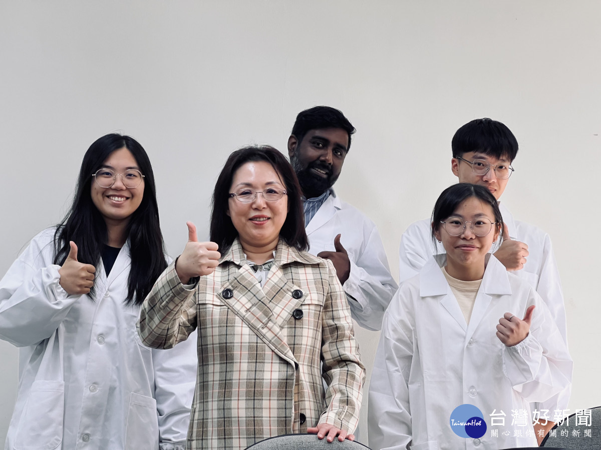 突破性阿茲海默症治療新法，台灣研究團隊開創磁性奈米粒子應用（左二部桃神經内科醫師黃玉晴）