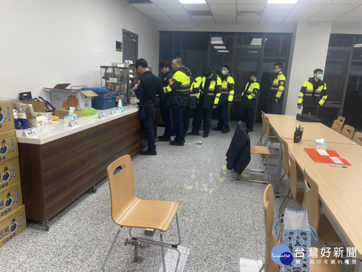 警局在快打任務編組警力待命服勤處所設置超商型補給站，提供的內容豐富多元。