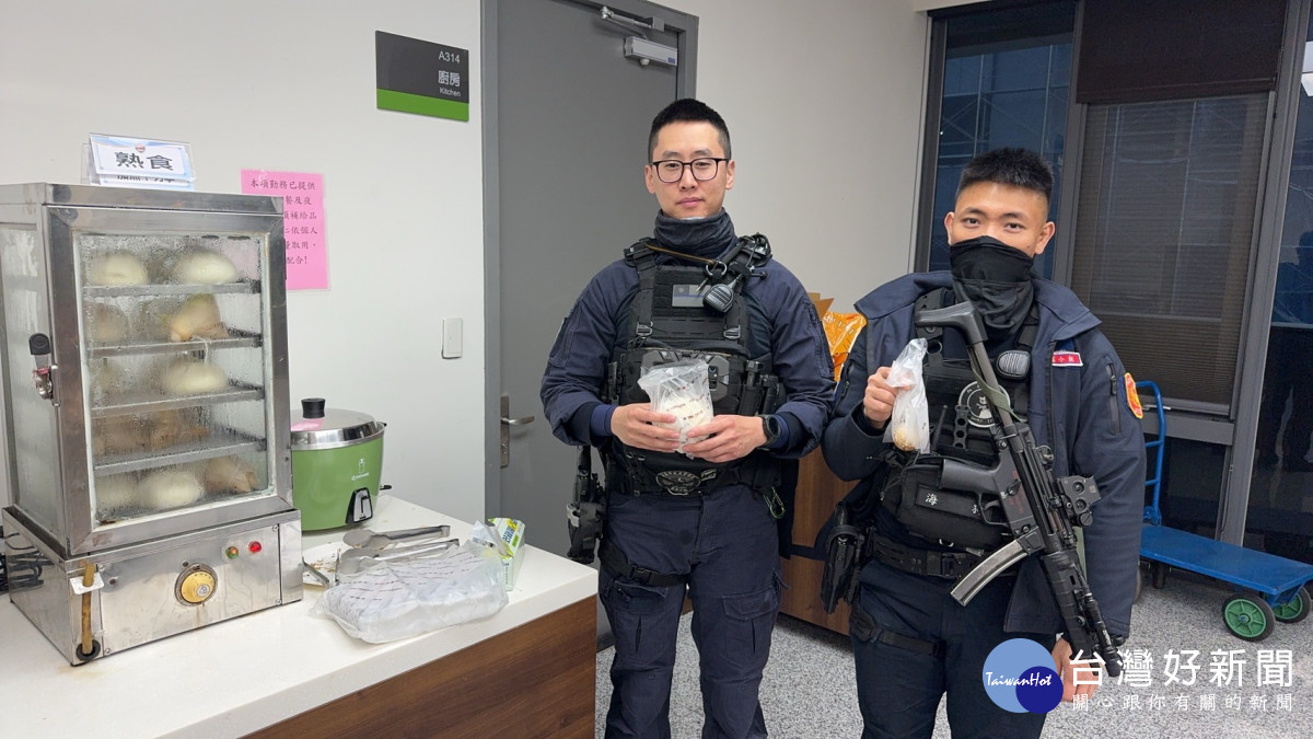 警局在快打任務編組警力待命服勤處所設置超商型補給站,提供的內容豐富多元。