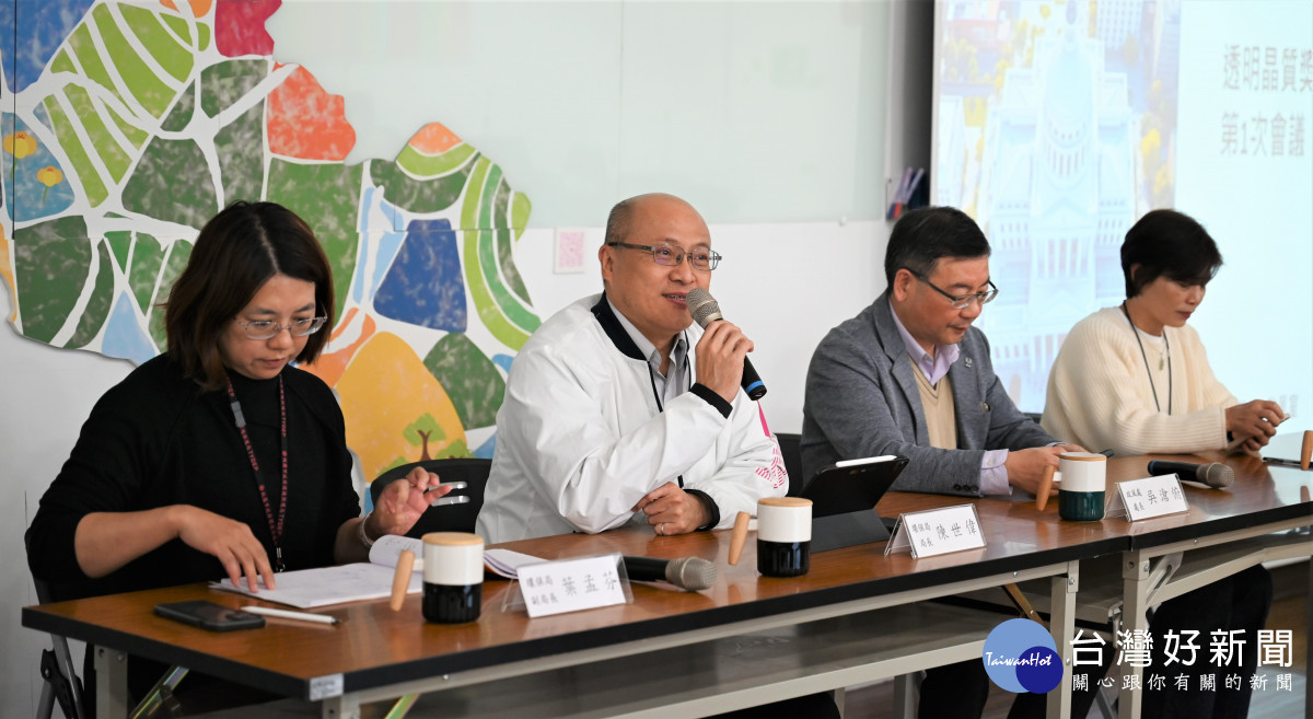 環保局長陳世偉與政風處長吳滄俯共同舉辦透明晶質獎籌備啟始會議，攜手合作全力爭取「透明晶質獎」。