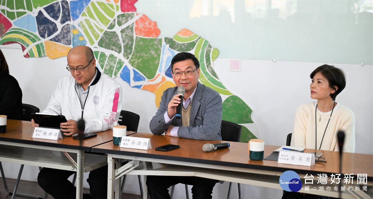 環保局長陳世偉與政風處長吳滄俯共同舉辦透明晶質獎籌備啟始會議,攜手合作全力爭取「透明晶質獎」。