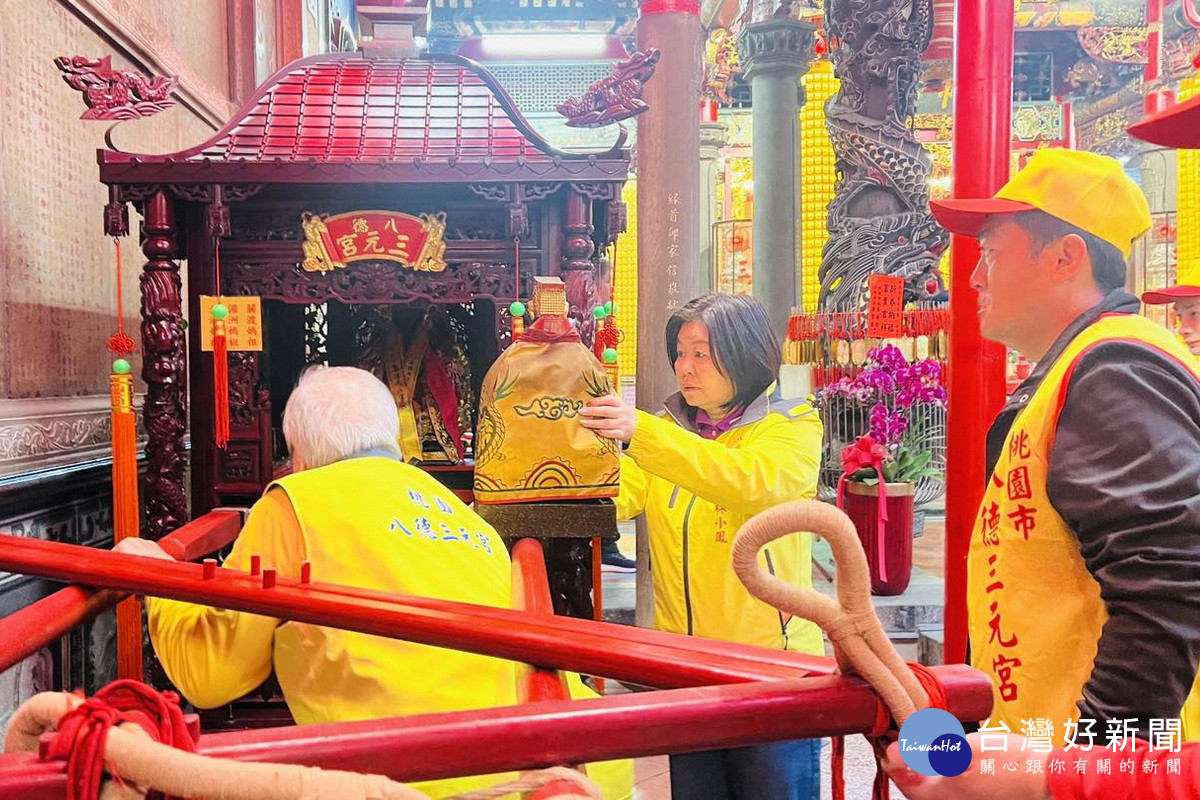 八德三元宮主委呂林小鳳恭請聖母上轎進行繞境活動。<br /><br /> 