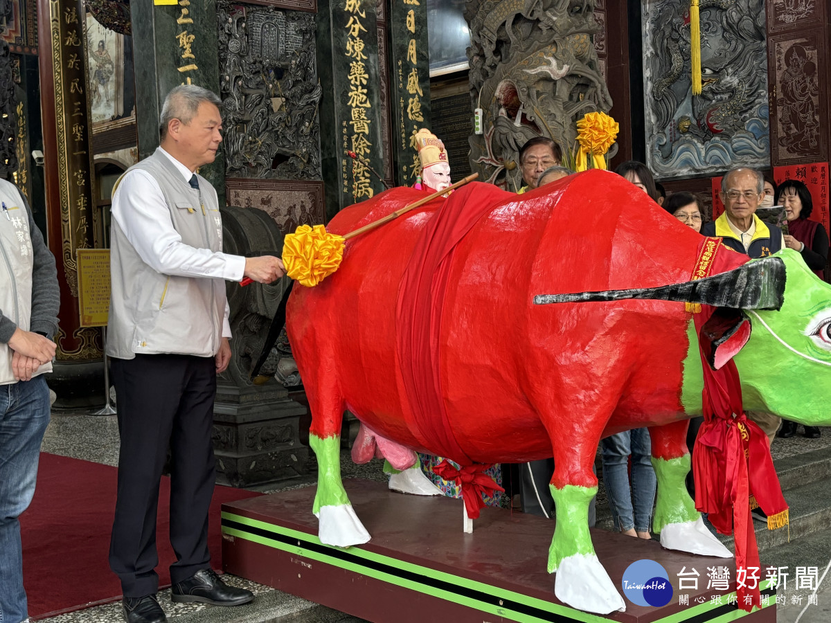 嘉義市大天宮傳承百年古禮舉行「祭芒神、鞭春牛勸勤儀式」／嘉義市府提供