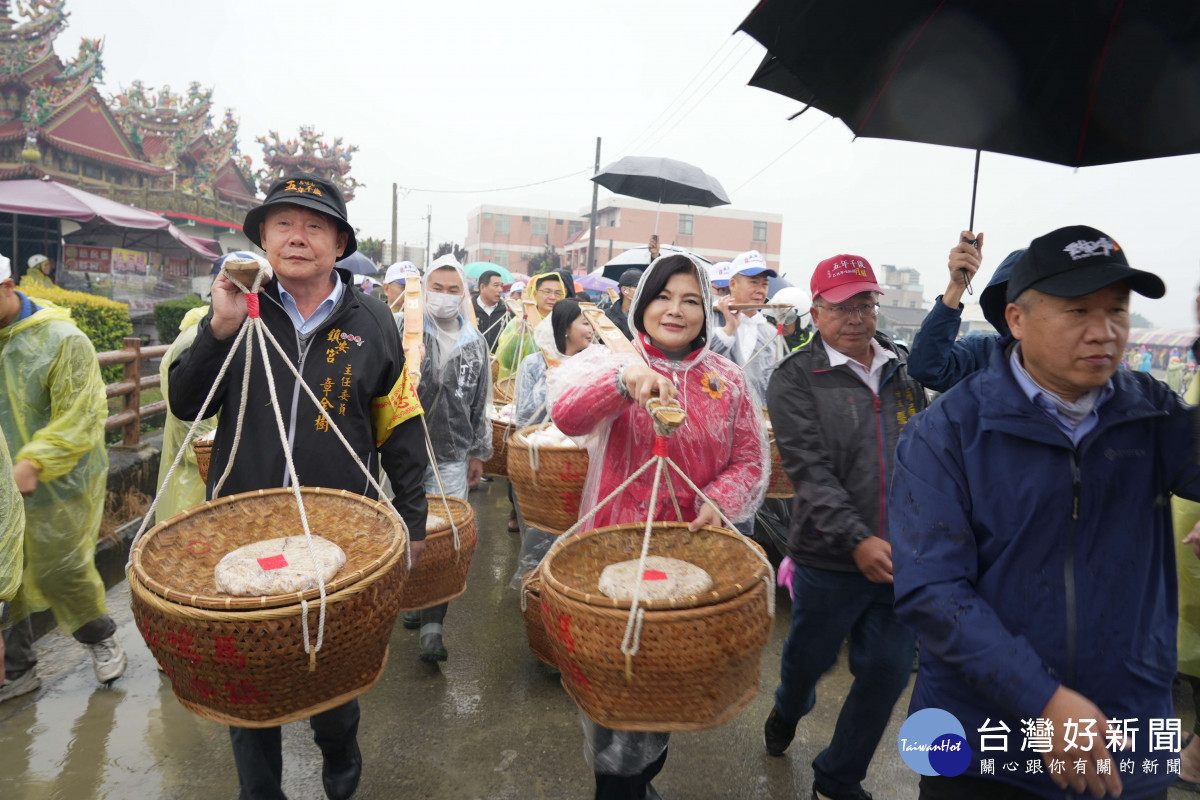 雲林縣長張麗善與鎮安宮主委章金樹等人一起擔「飯擔」進入會場／翻攝照片