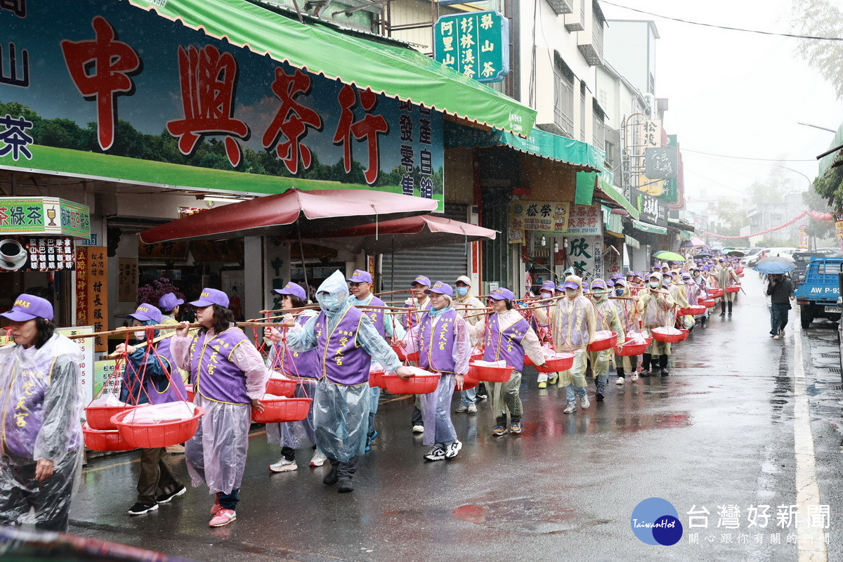 延續30年的習俗，300名信眾志工挑著米糕桃進到受天宮廟埕。（縣府提供）