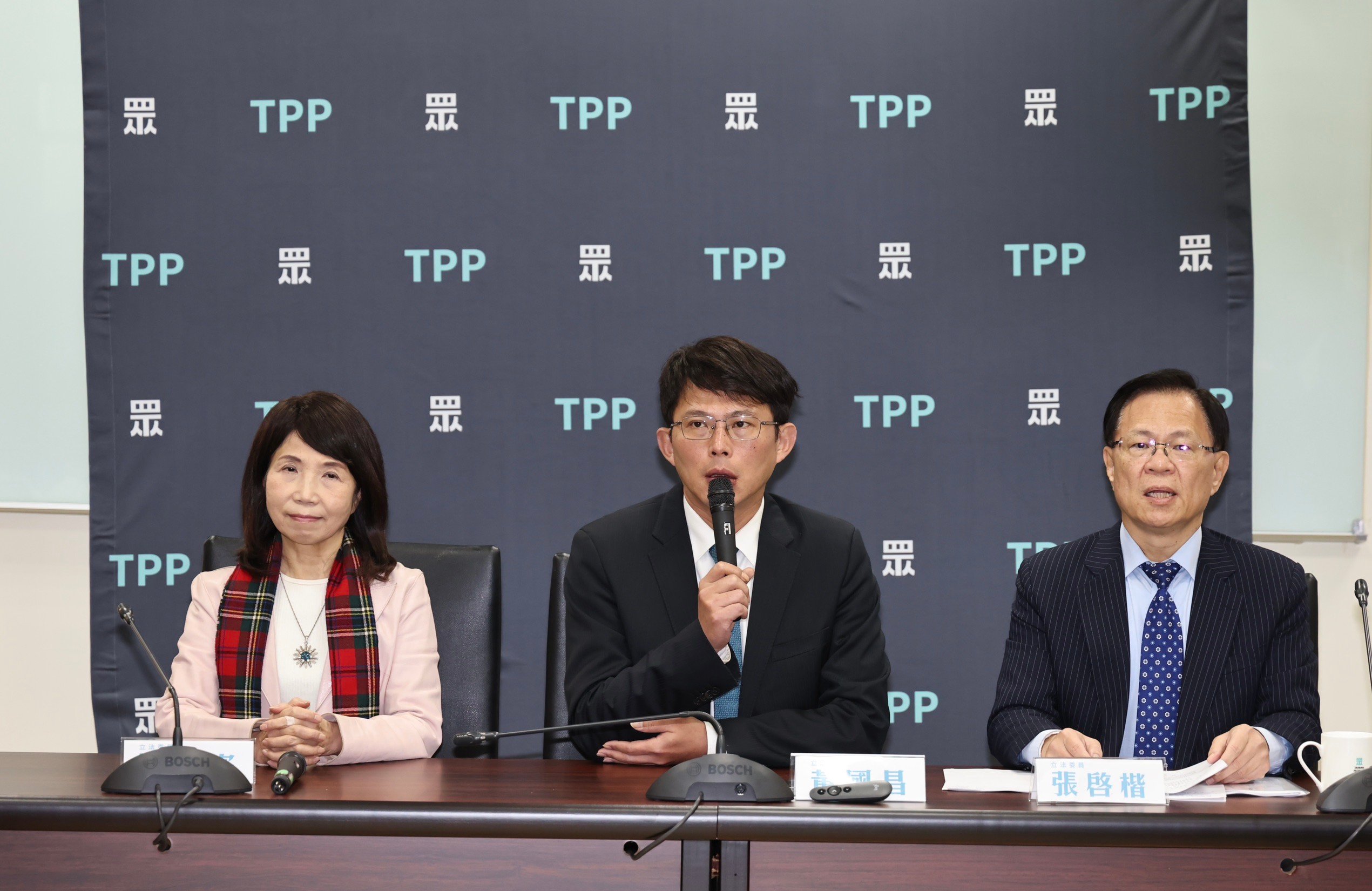 黃國昌(中)12日嗆蔡壁如,難道不會判斷事情孰輕孰重嗎?此時此刻講這種事情,對問題到底有什麼幫助?資料照片/林啟弘攝