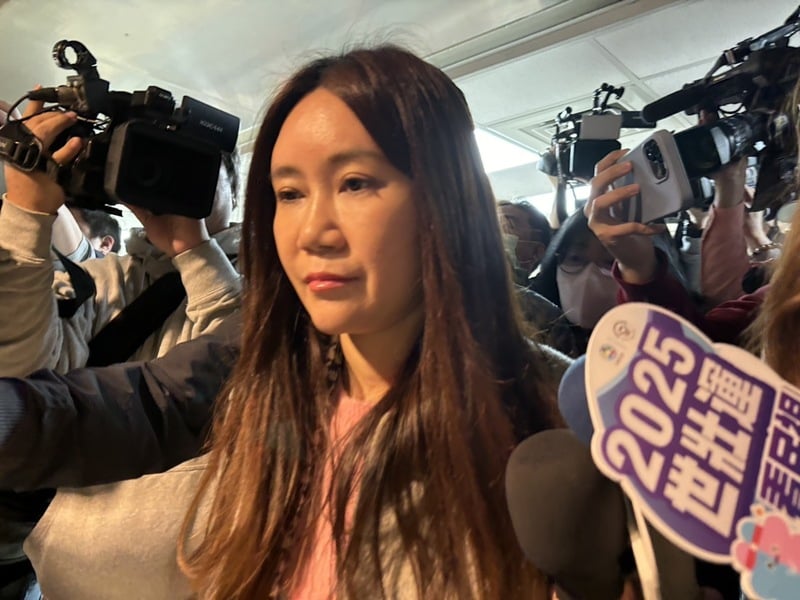 檢調12日將陳怡君和1名助理帶回偵訊,陳怡君回應媒體表示,「請大家相信我的清白,會配合檢調調查」。中央社