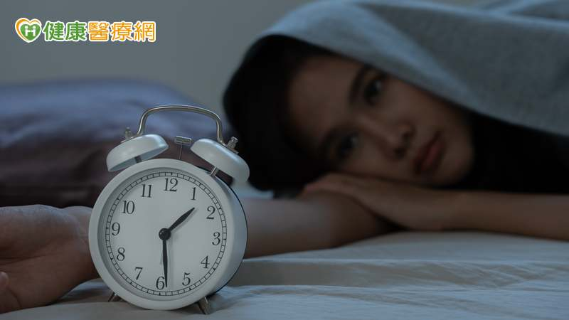 翻來覆去總是睡不著?不只是咖啡因惹禍!「5大心理問題」致失眠一次看