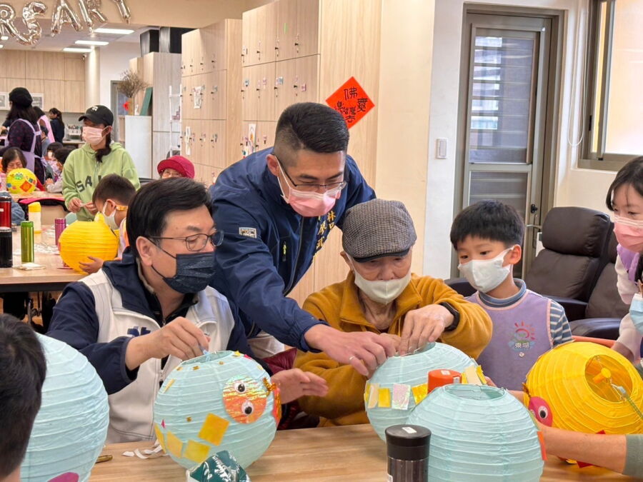 圖/林口區長廖武輝也陪長輩手繪燈籠。(林口區長廖武輝提供)