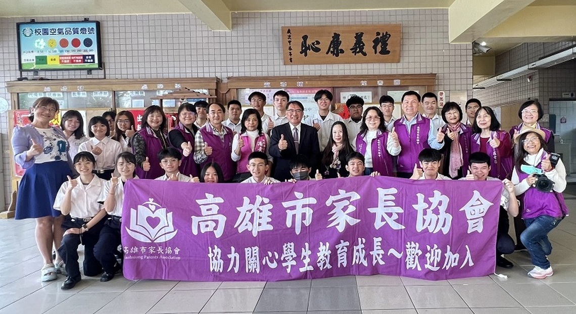 高雄市家長協會攜手大東醫院院長蔡森郎贈潮州高中「禮義廉恥」匾額 校長勉勵學子品德實踐