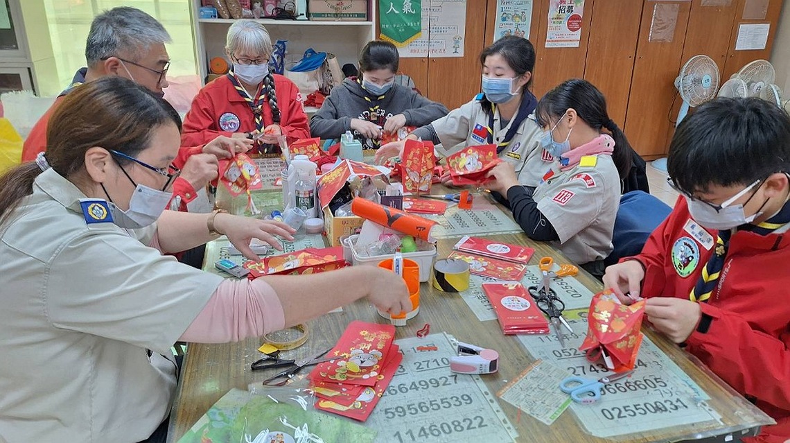童軍團攜手獻愛 手作環保燈籠點亮苗栗創世院民