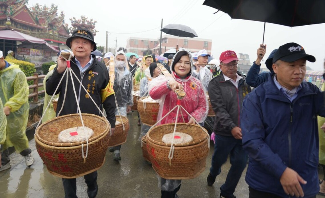 馬鳴山鎮安宮遶境吃飯擔萬人齊聚吃平安 傳承發揚五年千歲信仰民俗文化