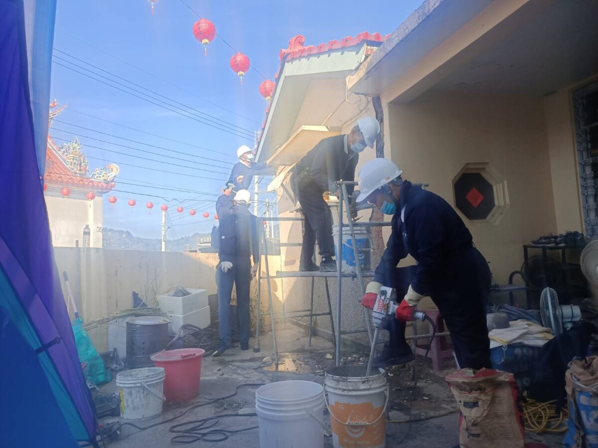 ▲圖：災害屋損修繕工作，百餘名志工持績展開修補裂縫。( 記者李堂安攝)
