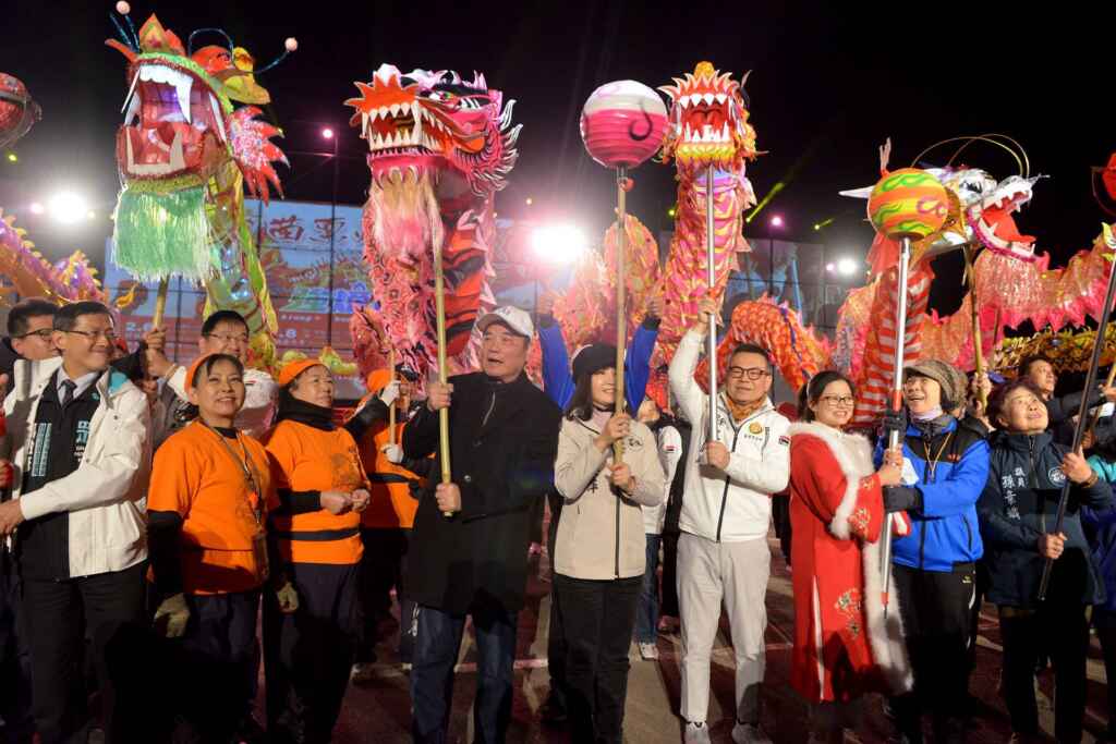 ▲2025苗栗火旁龍—強火旁出吉系列活動開幕式，主辦方苗栗市長余文忠及市民代表會主席陳仁杰及全體代表歡迎各地遊客到苗栗市體驗客庄傳統火旁龍文化。（苗栗縣政府提供）