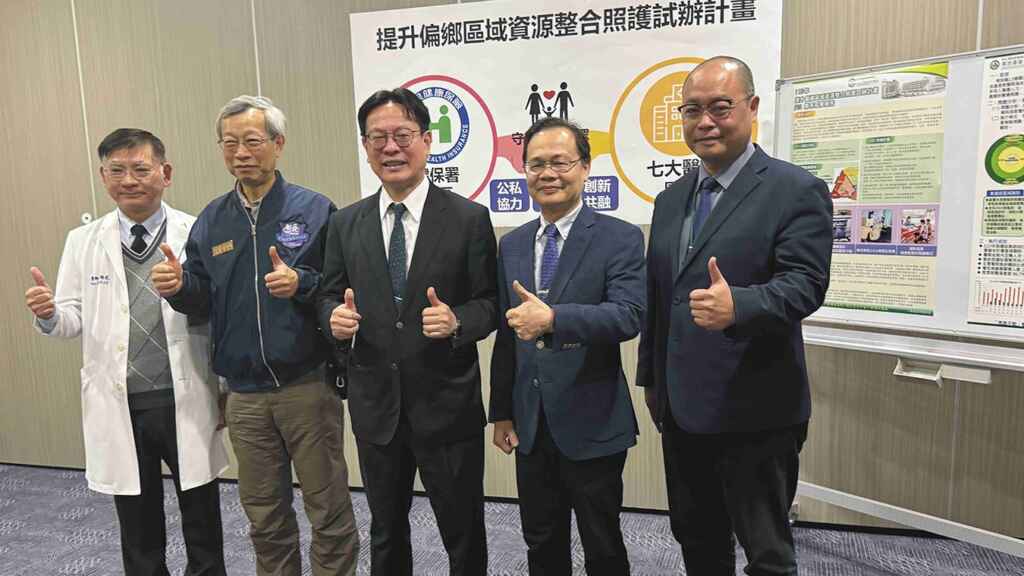 ▲R3計畫成功提升急診治療率、擴大慢性病管理服務、發展遠距醫療，並提高病患滿意度。（左起：二林基督教醫院院長詹賜貳、彰化縣衛生局局長葉彥伯、彰基醫學中心總院長陳穆寬、健保署中區業務組組長丁增輝、南投基督教醫院院長張尚文）（彰基醫院提供）
