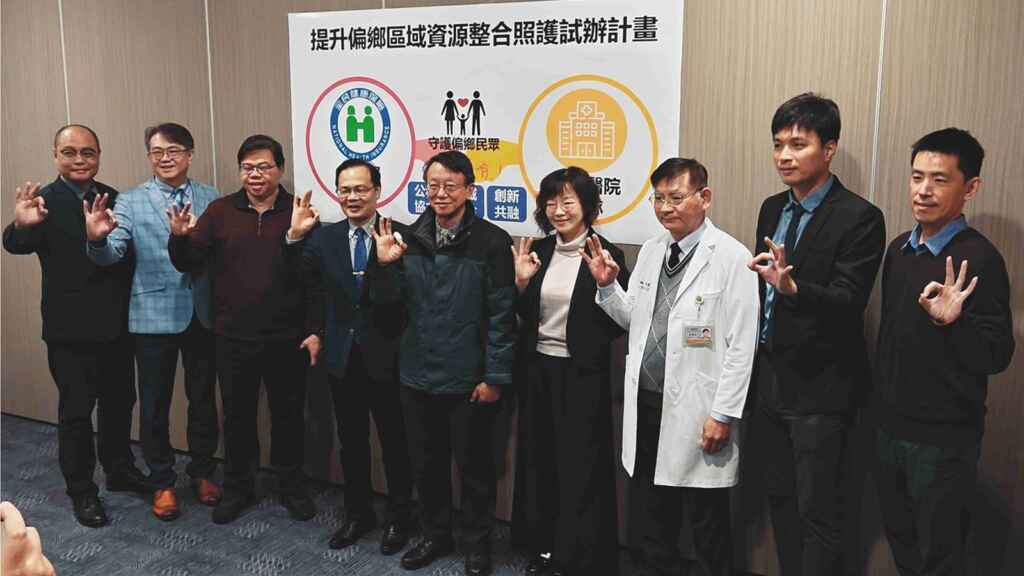 ▲健保署「提升偏鄉區域資源整合照護試辦計畫」（R3計畫）經過一年努力，各地醫療團隊成果豐碩。（左起：南投基督教醫院院長張尚文、東勢區農會附設農民醫院副院長黃興舒、竹山秀傳醫院醫療副院長曾俊凱、健保署中區業務組組長丁增輝、埔里基督教醫院院長蘇世強、佑民醫院院長謝佳芸、二林基督教醫院院長詹賜貳、南投醫院主任嚴敬恒、埔里基督教醫院主任施孝龍）