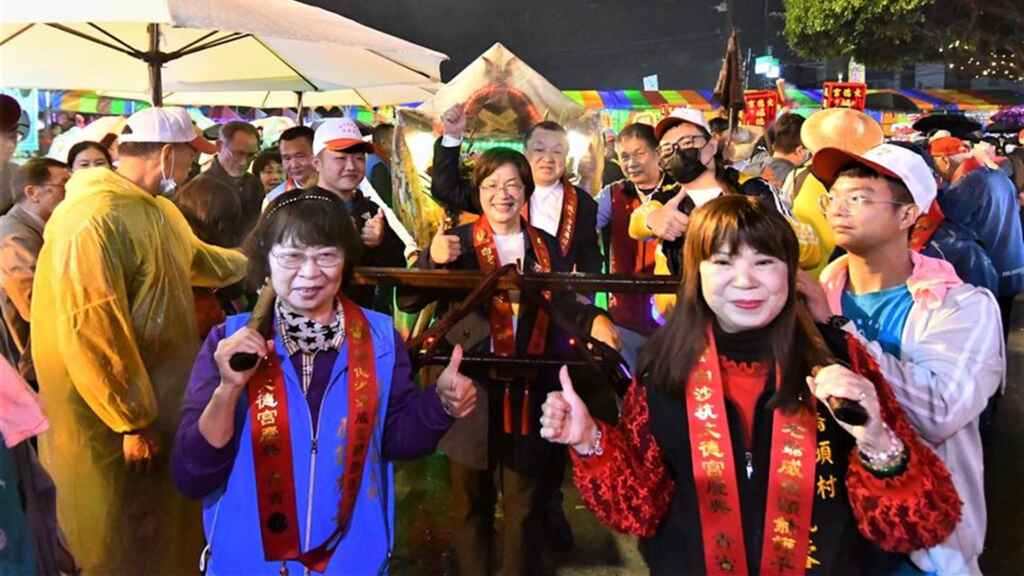 ▲彰化縣長王惠美掌福德老爺神轎，與今年參與的燈排展開燈排遶境，一起祈求大家平安幸福，進行歷史悠久的迎燈排民俗文化活動。（記者林明佑翻攝）