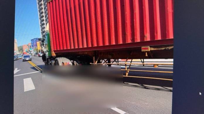 【有片】騎YouBike遭貨櫃車輾過 28歲越籍空姐送醫不治 58 574499