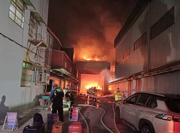 龍潭工廠大火1人送醫 消防搶救10小時撲滅 57 1583587 0