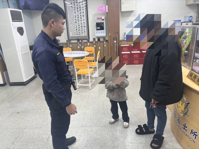 4歲萌娃偷溜公園玩耍 桃警即時協助找到媽媽 57 2060265 0