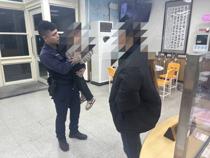 4歲萌娃偷溜公園玩耍 桃警即時協助找到媽媽 58 2060264 0