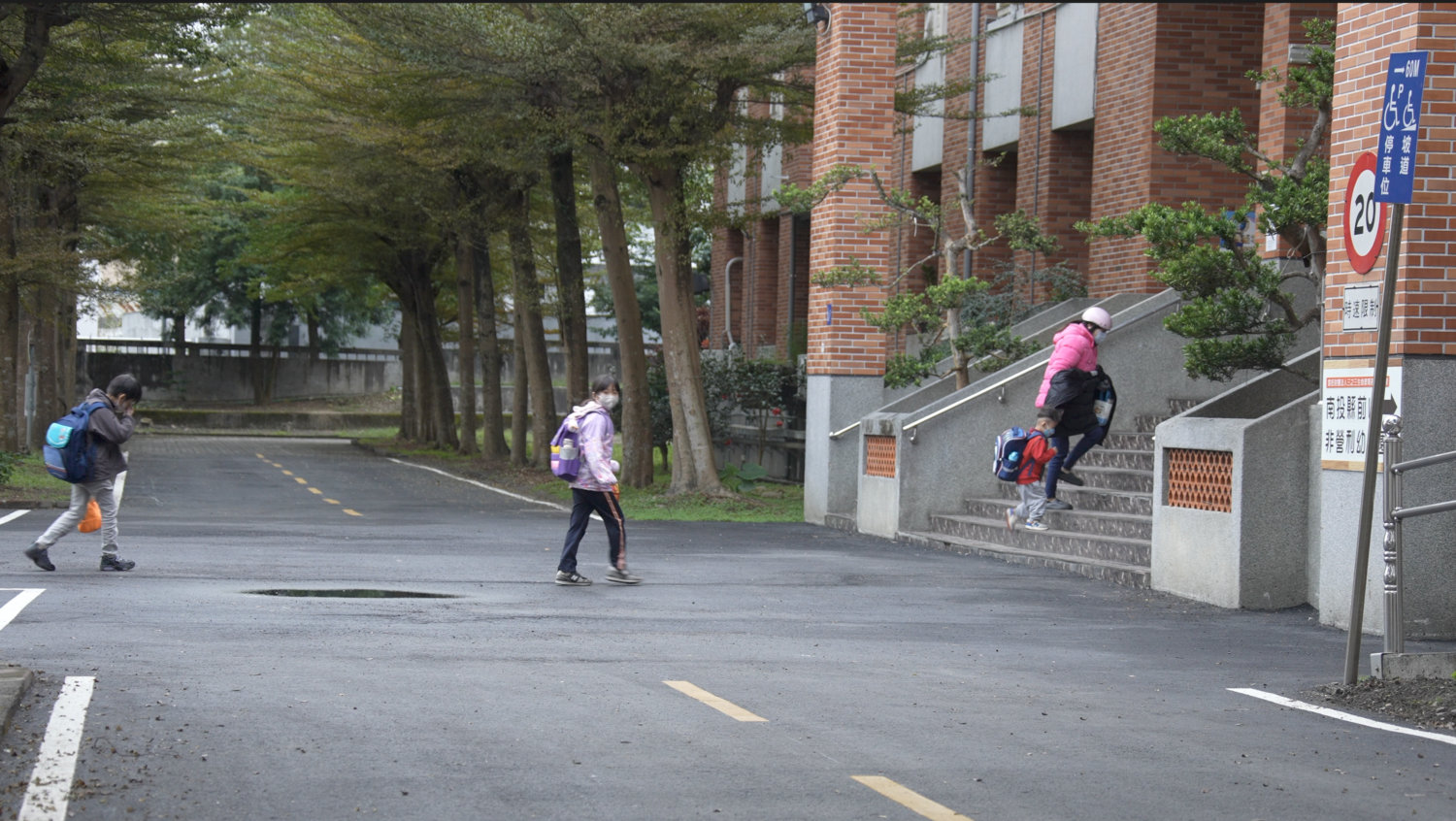 南投縣竹山鎮的前山國小校門遇雨即積水,遠雄志工為學童打造平坦校園路。(圖/ 遠雄文教公益基金會提供)