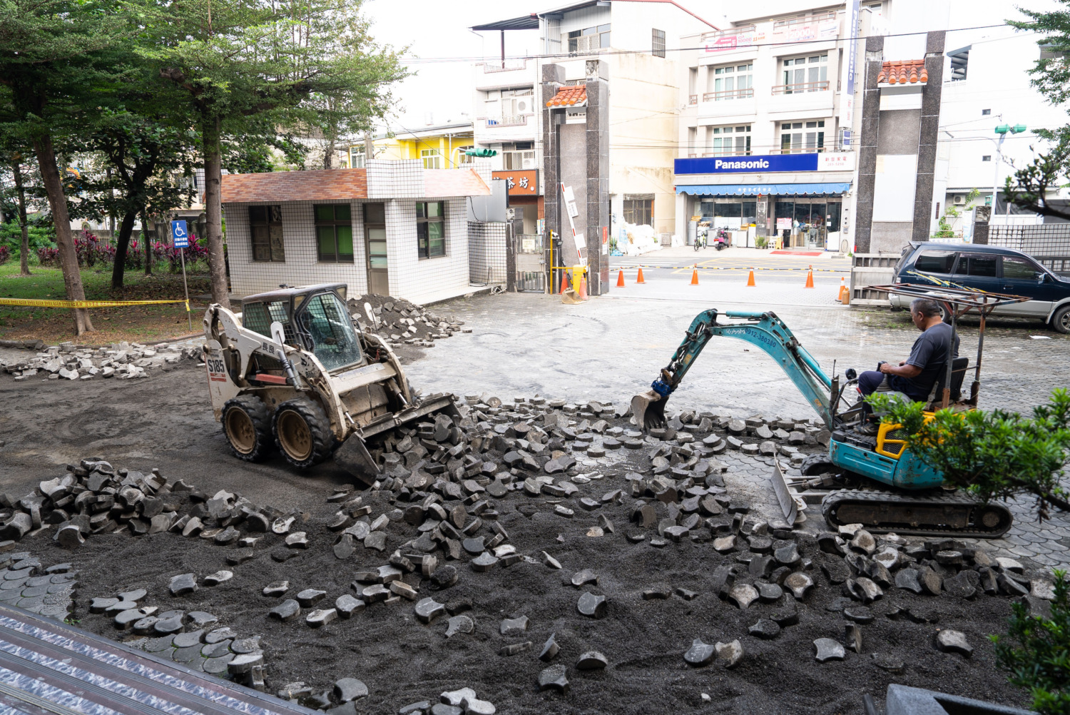 南投縣竹山鎮的前山國小校門遇雨即積水,遠雄志工為學童打造平坦校園路。(圖/ 遠雄文教公益基金會提供)