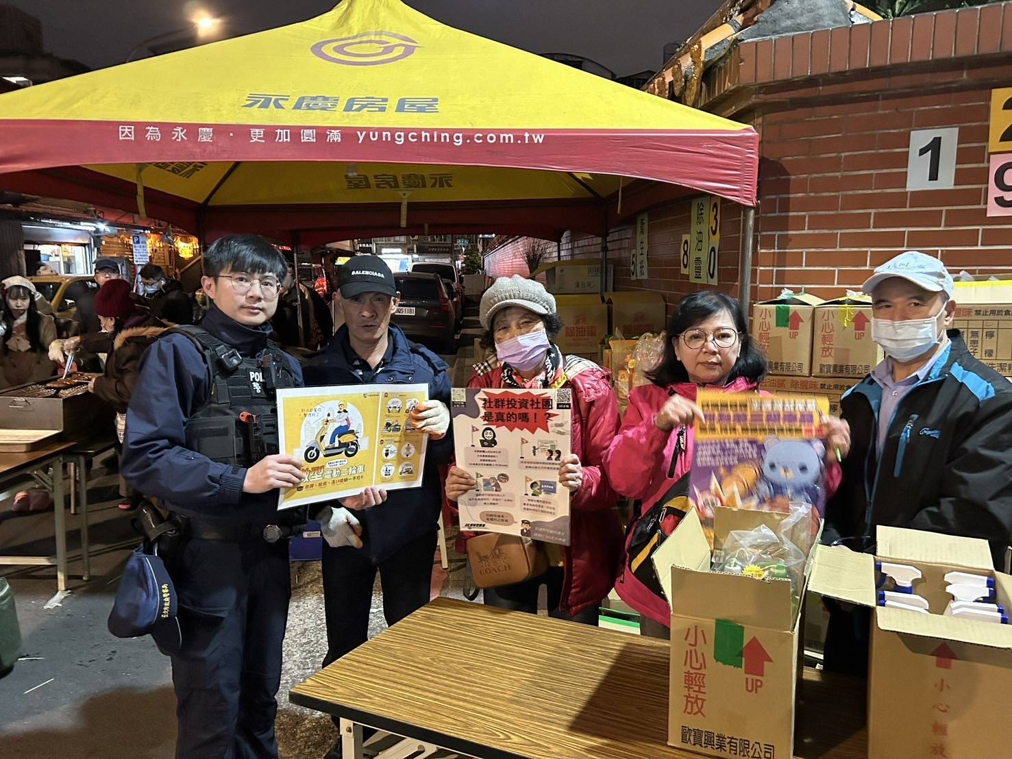 大同分局員警至隆和里、鄰江里元宵節活動宣導交通安全。(記者 黃荷琇翻攝)
