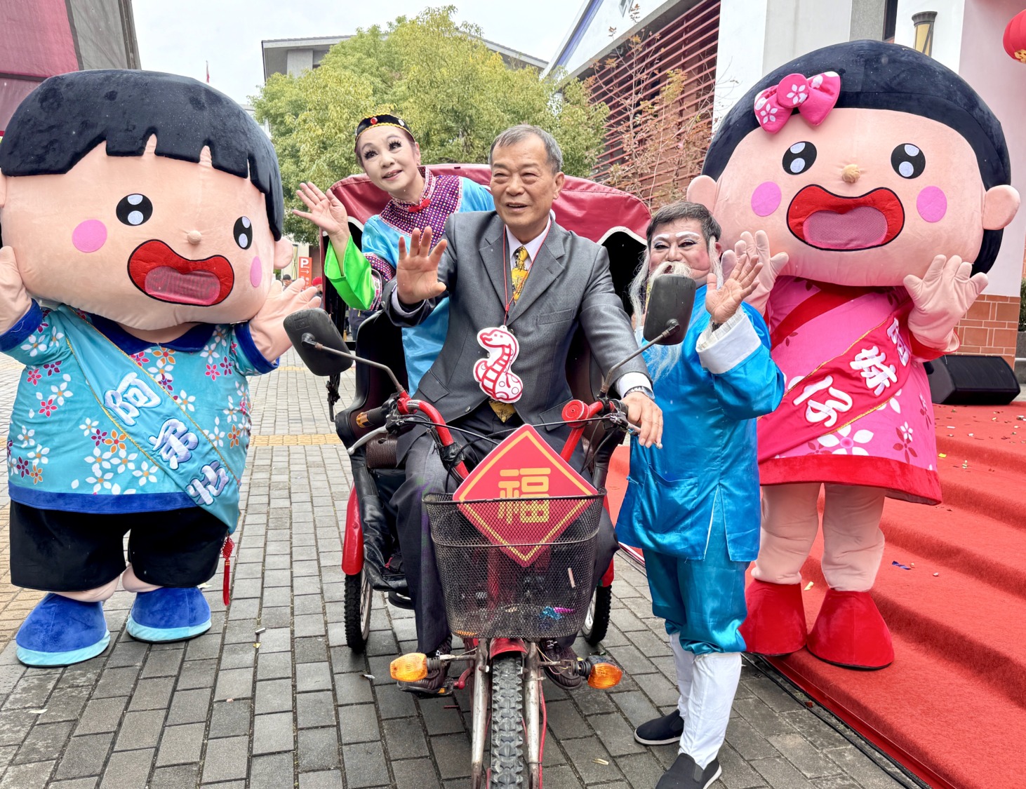 陳英樓鎮長採這復古三輪車亮相,活動當天還有16座創意移動花燈彷彿重現舊時光的熱鬧街景。(圖/記者林照東翻攝)