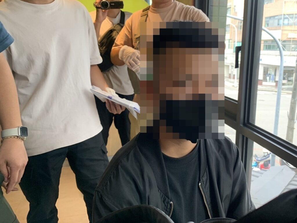 年輕車手在速食店取款           埋伏幹員當場上銬逮捕