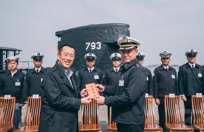 國防部12日表示,今年漢光演習將會以陸軍206旅做全旅擴編動員,驗證「軍民整合」等科目,但實際演訓天數及內容仍在規劃中。圖為國防部長顧立雄(前左)11日視導海軍左營基地,頒贈團體獎金。圖/中央社