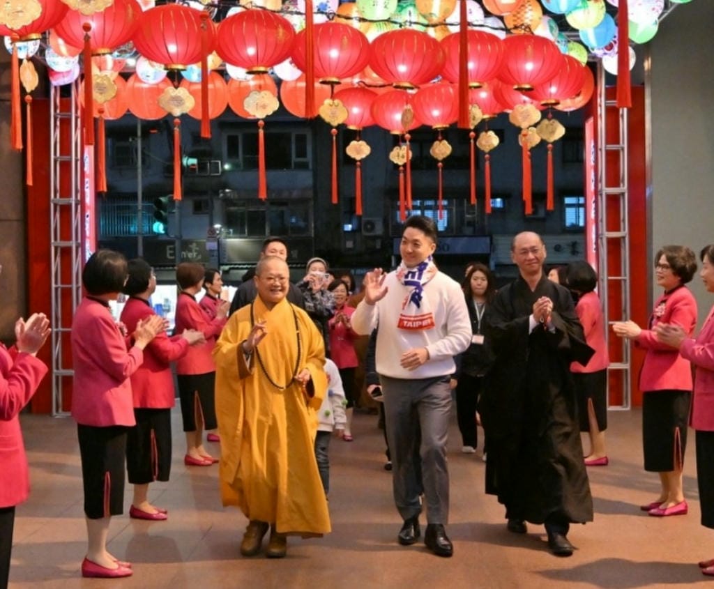 2月5日,台北市長蔣萬安參觀台北燈節的佛光山燈區。圖/取自2025台北燈節官網
