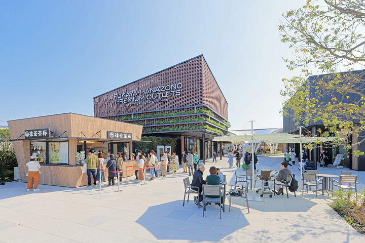 「深谷花園 PREMIUM OUTLETS®」商場建築融合當地紅磚以及自然特色。 圖:向日遊顧問有限公司/提供