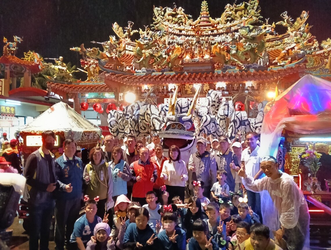 高客委楊瑞霞主委與美濃區農會總幹事鍾清輝共同扶龍