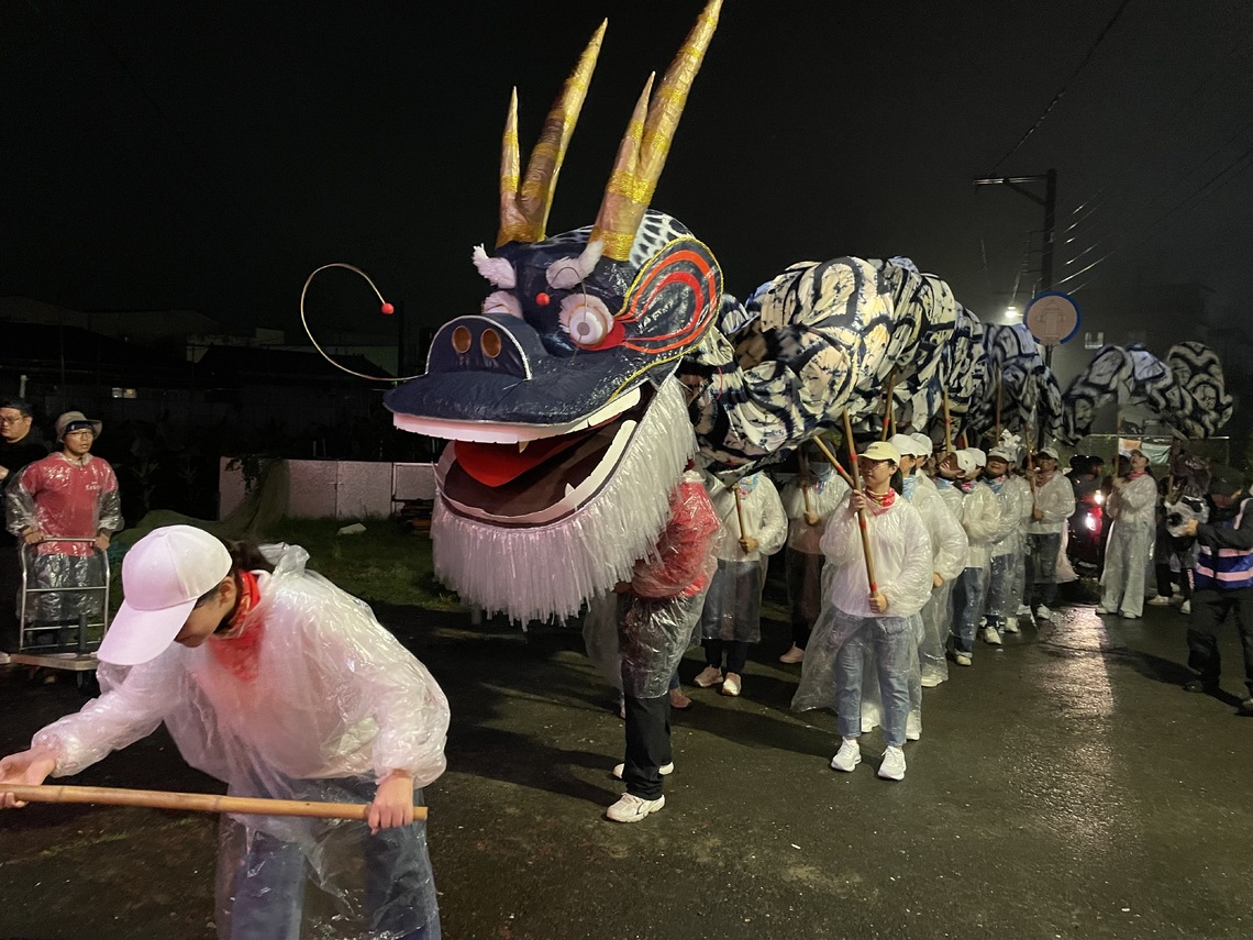 龍珠引領龍隊向神明致意