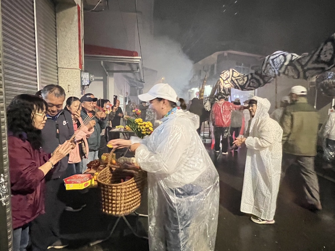龍隊夥伴會到祝福,家家戶戶說吉祥話,民眾依俗會隨喜紅包,以前這種角色。叫搖錢樹、通常的祝福是:錢樹到你家,買田又買馬,. 錢樹到你屋,買田做樓屋
