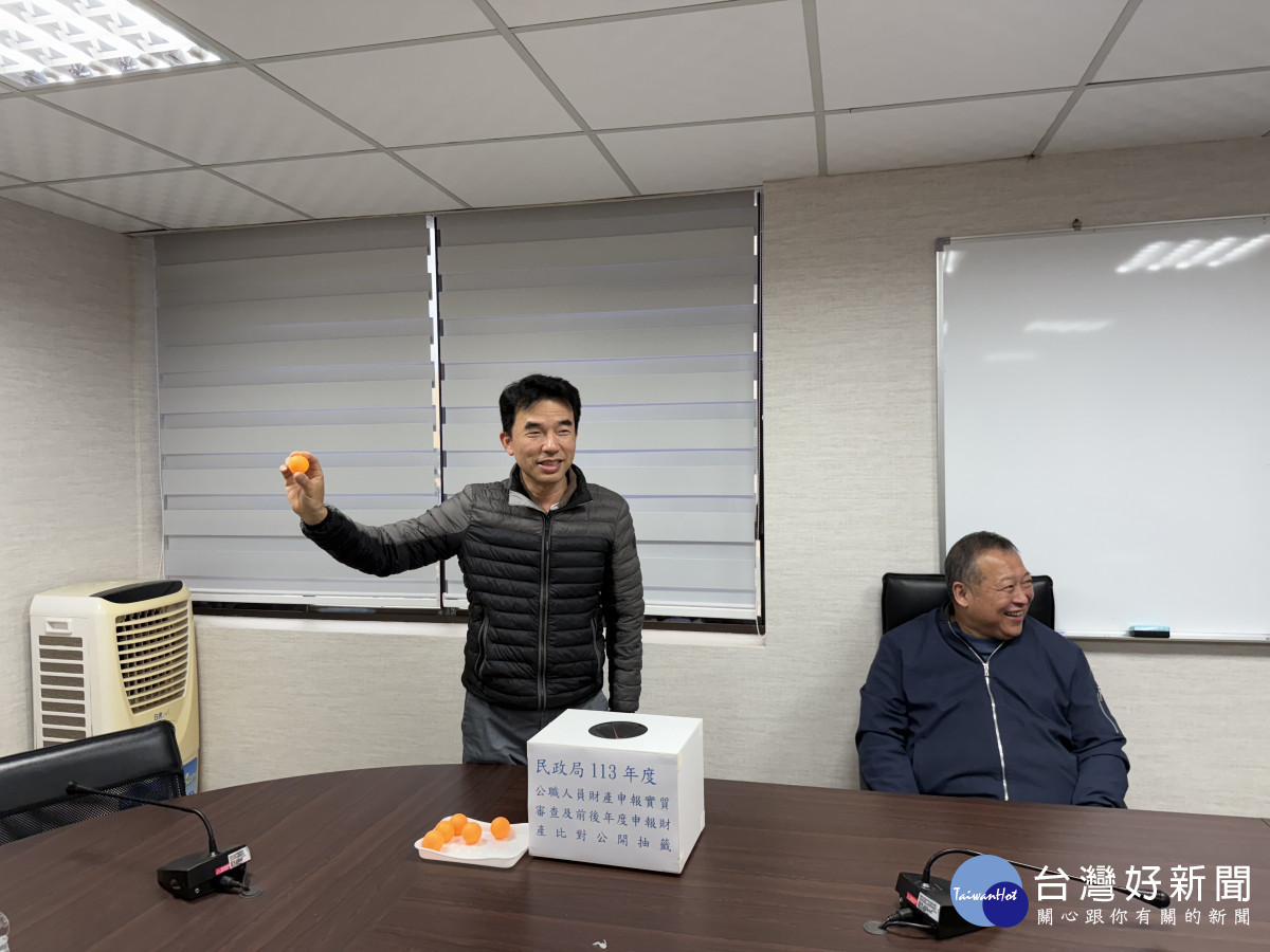 藍副局長代表抽籤。