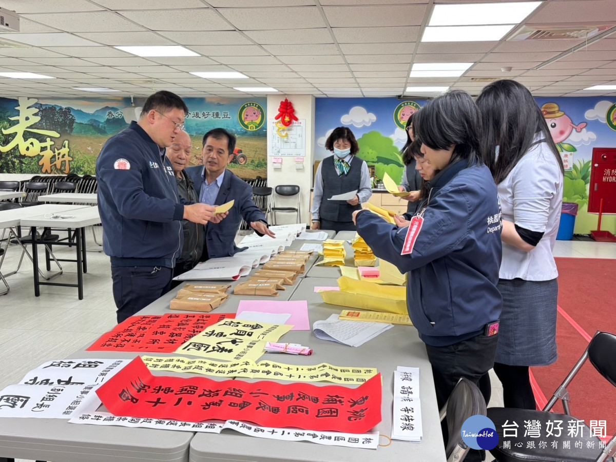 桃園市農業局陳冠義局長關心選票印製及投開票所佈置等選舉前置作業。