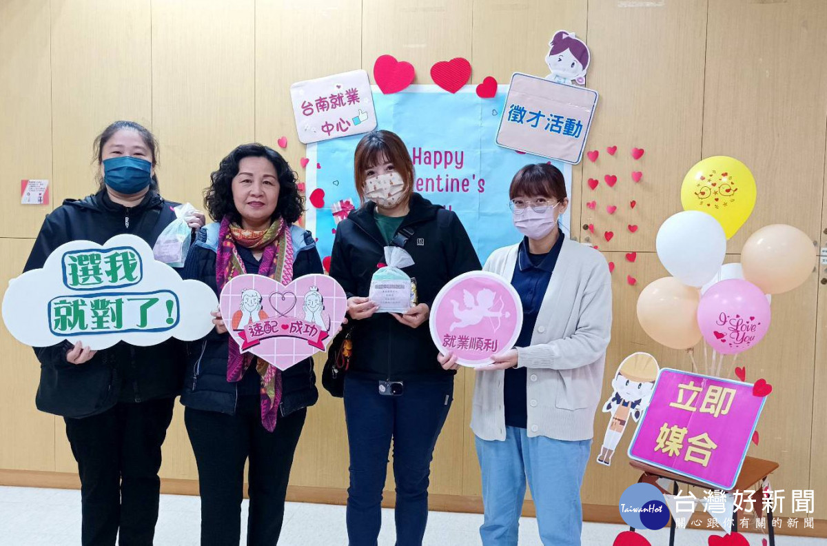 台南就業中心洪儷瑋主任(左二)及聲寶集團人資代表(右一)為二位求職成功朋友發送限量版手作烘焙甜點小禮包恭賀求職成功