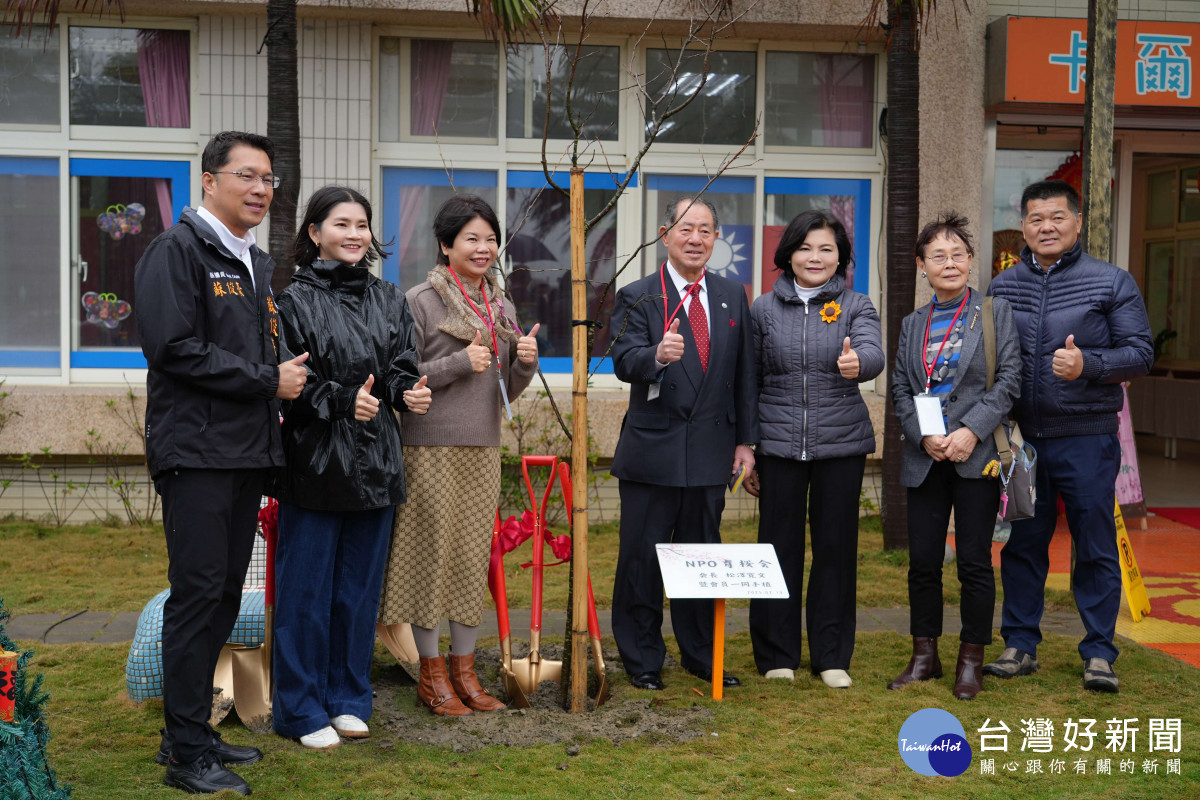 雲林縣長張麗善今(13日)應邀參加日本育櫻會於麥寮鄉一家幼兒園種植櫻花活動/雲林縣政府提供