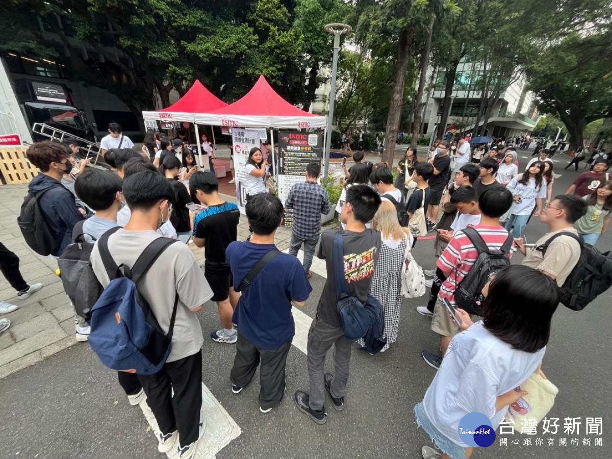 台積電(TSMC)至中原大學舉辦校園徵才活動,學生參與情形踴躍。