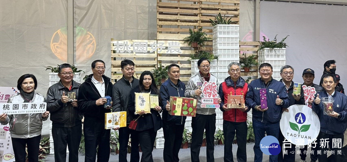 桃園市長張善政蒞臨台灣燈會主燈區的「桃園好農」市集，大讚好吃好玩好好逛！