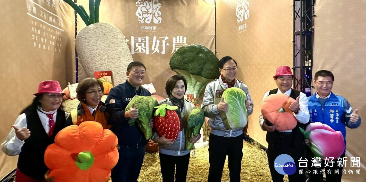 桃園市長張善政蒞臨台灣燈會主燈區的「桃園好農」市集,大讚好吃好玩好好逛!