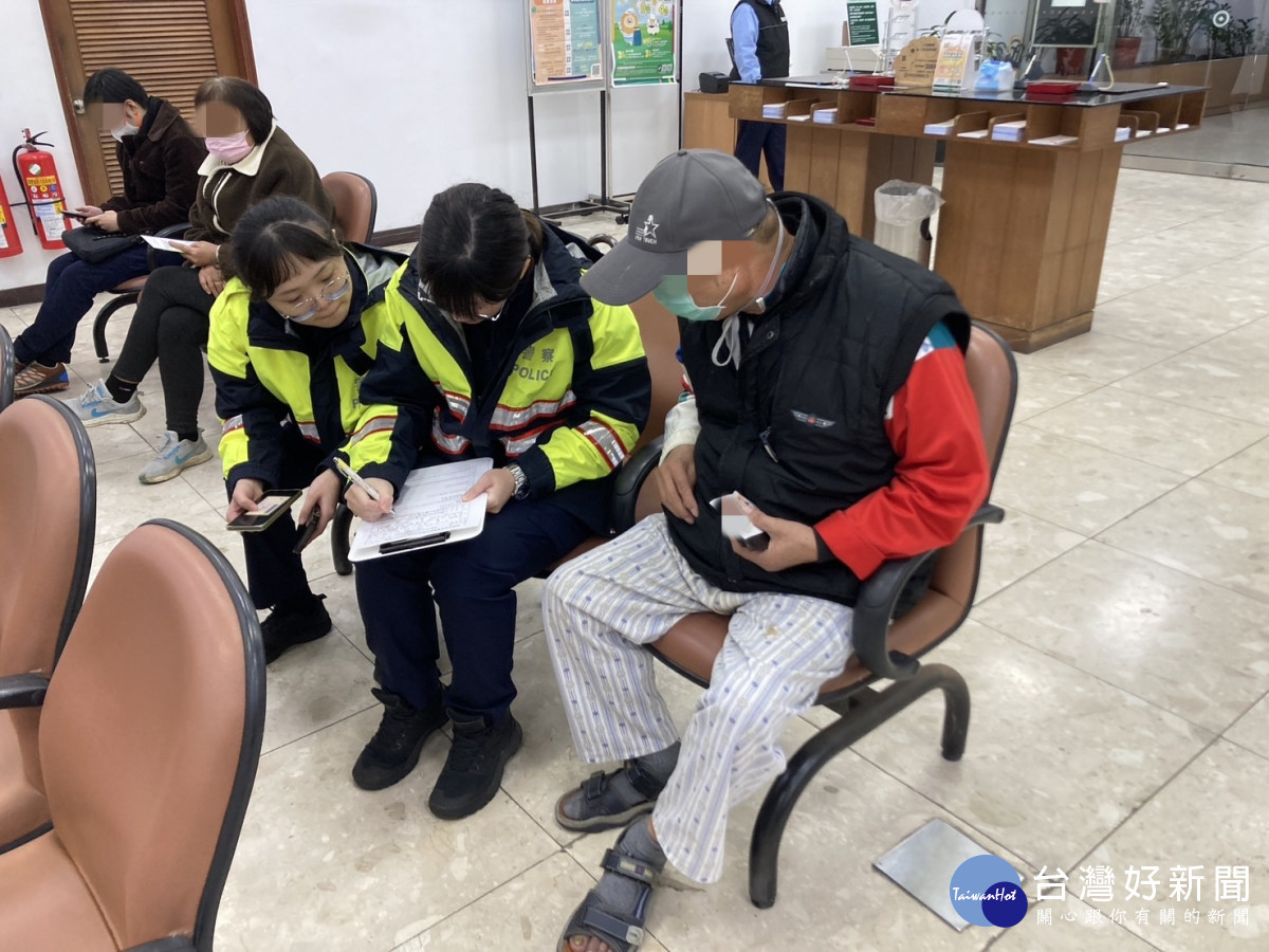 中壢分局興國派出所警員與警專寒假實習生獲報阻止一名8旬老翁匯款。