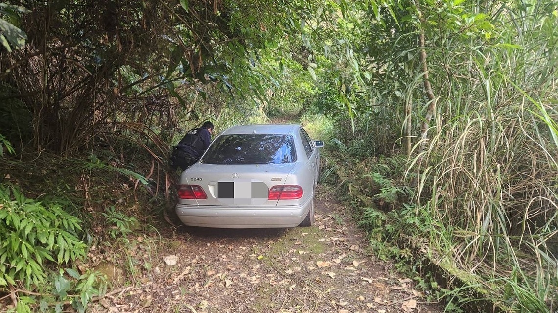 深山駕車受困熱心警協助脫困 提醒山區迷路可善用這方法